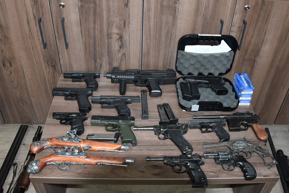 Ο οπλισμός που είχαν στην κατοχή τους οι συλληφθέντες /astynomia.gr
