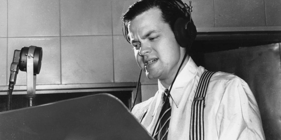 Ο Ορσον Γουέλς κατά τη διάρκεια ραδιοφωνικής μετάδοσης από στούντιο της Νέας Υόρκης το 1938 