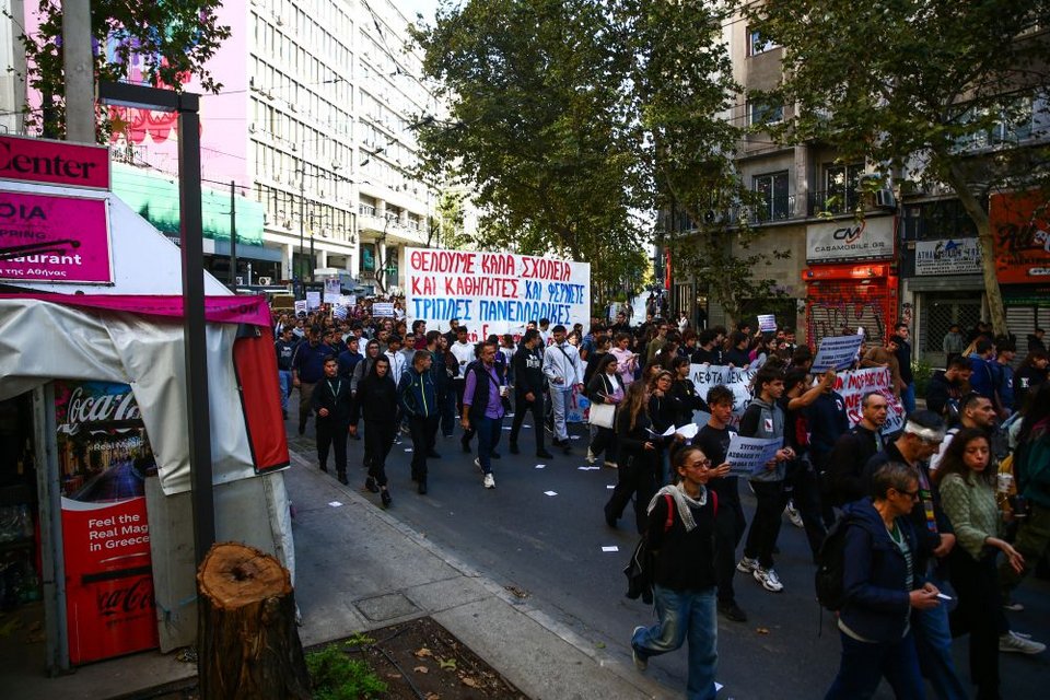 Οι εκπαιδευτικοί ζητούν την άμεση κάλυψη όλων των κενών με μόνιμους διορισμούς, ουσιαστικές αυξήσεις στους μισθούς και καλύτερο σχεδιασμό των εκπαιδευτικών δράσεων
