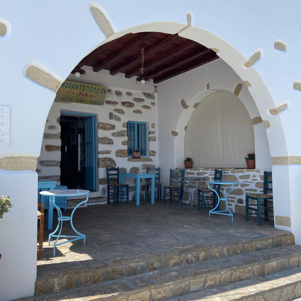 Σημείο συνάντησης των ντόπιων αποτελεί η «Μέλισσα»