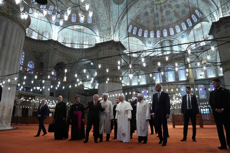 Ο πάπας έβγαλε τα παπούτσια του, αλλά δεν προσευχήθηκε 