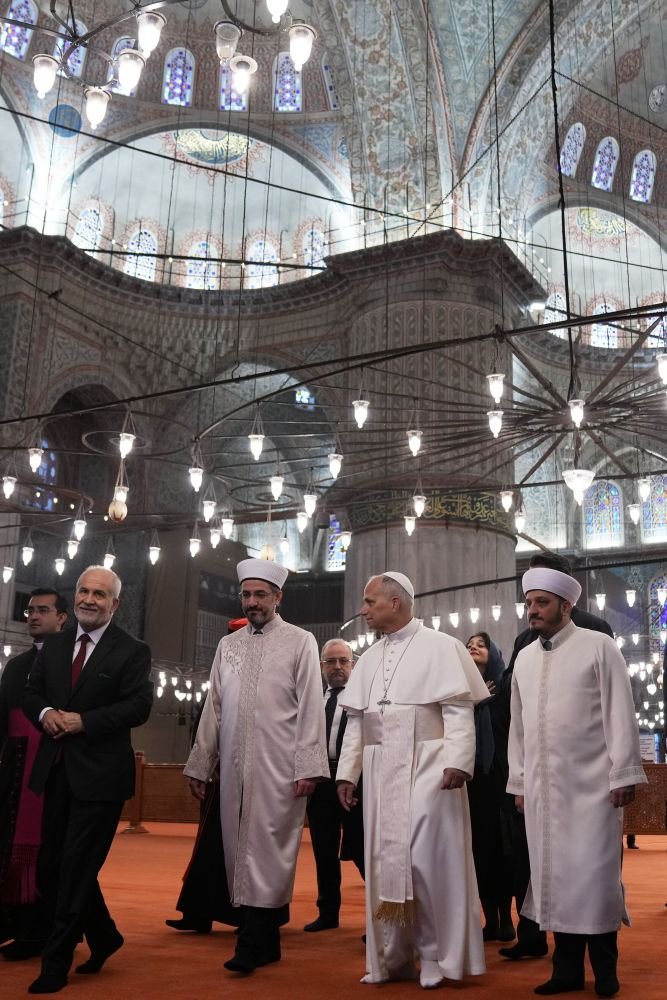 Με τις κάλτσες στο Μπλε Τζαμί ο Πάπας