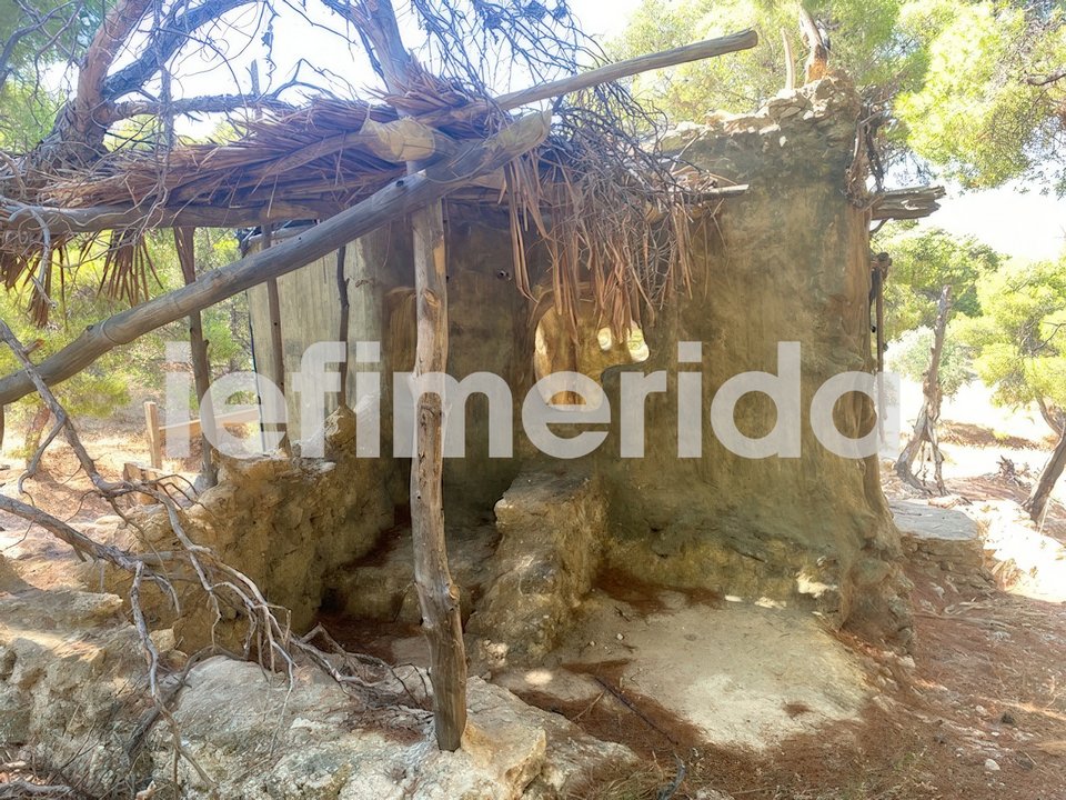 Τα σκηνικά στέκουν μετά από έναν χρόνο σχεδόν άθικτα 