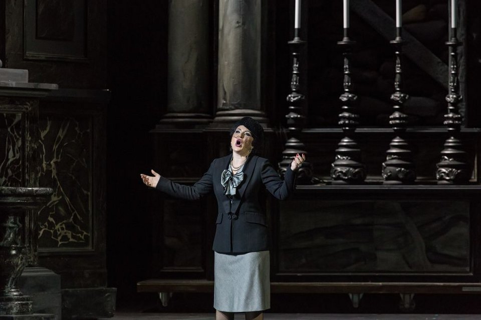 Η Φλόρια Τόσκα, μια ντίβα της όπερας, είναι μια γυναίκα παράφορα ερωτευμένη, που ζηλεύει παθολογικά τον σύντροφό της