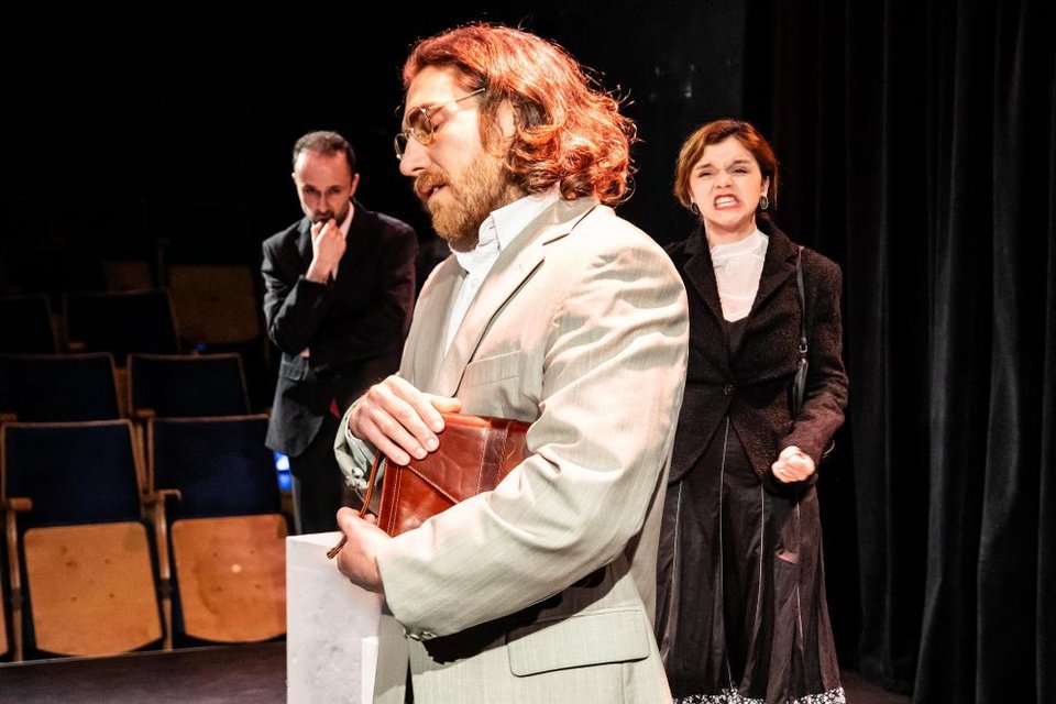 Ο Σεμπάστιαν, ένας νεαρός άνεργος δημοσιογράφος, ζει απομονωμένος από τους ανθρώπους τα τελευταία δέκα χρόνια, ανίκανος να διαχειριστεί το χαμό του συντρόφου του