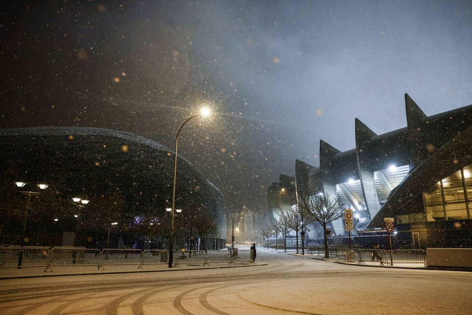  Το «Παρκ ντε Πρενς» χιονισμένο / EPA μέσω ΑΠΕ-ΜΠΕ 