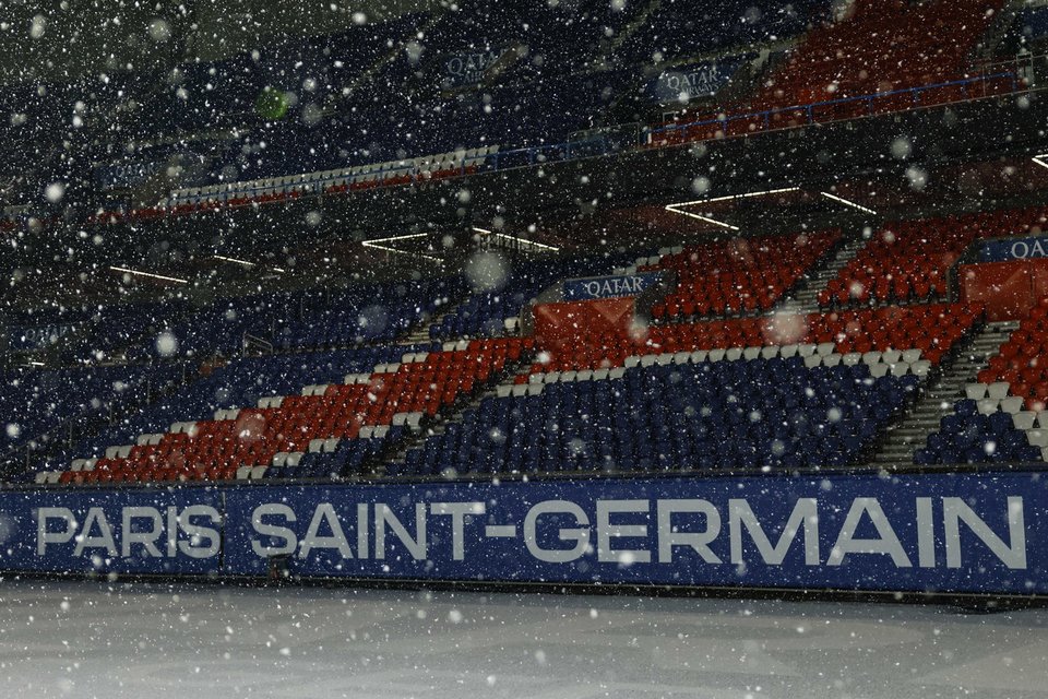  Το «Παρκ ντε Πρενς» χιονισμένο / EPA μέσω ΑΠΕ-ΜΠΕ 