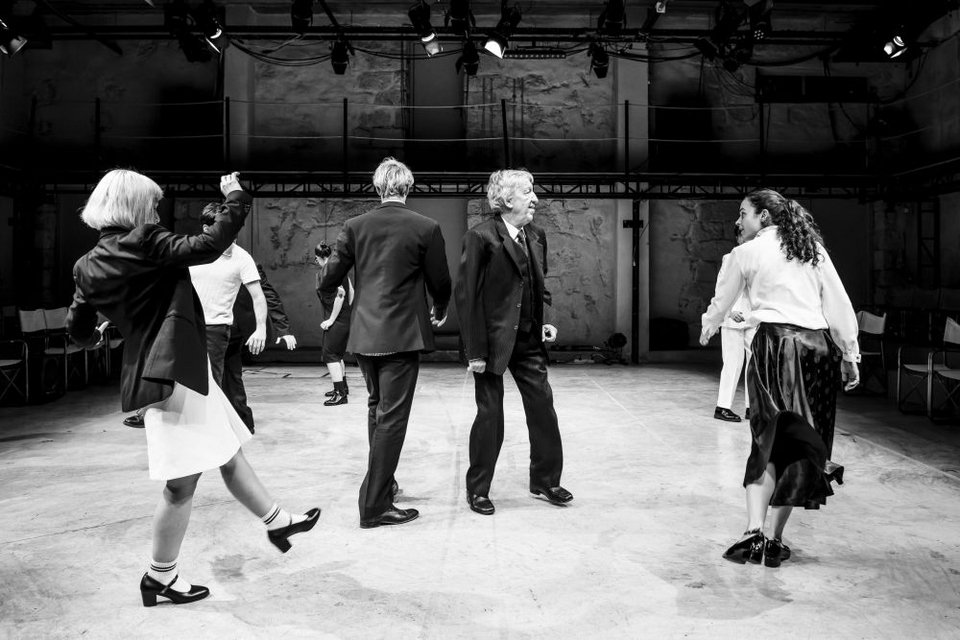 Τα Έξι θεατρικά «Σκίτσα», στο πλαίσιο των οποίων έξι καλλιτέχνες από διαφορετικά πεδία -θέατρο, χορός, μουσική και performance- εμπλέκονται σε έναν ισότιμο και δημιουργικό διάλογο με το 16μελές ensemble ηθοποιών