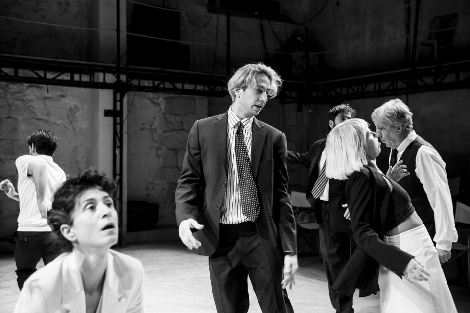 Παίζουν (με αλφαβητική σειρά): Γιάννης Βάρσος, Τίτος Γρηγορόπουλος, Βασίλης Καραμπούλας, Κατερίνα Κρίστο, Γιώργος Ματζιάρης, Νεφέλη Παντερμαλή, Βιβή Πέτση, Θάλεια Σταματέλου