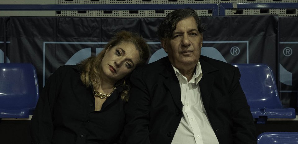 Μέσα από τις παράλληλες ιστορίες δύο ζευγαριών, ο Μίλερ ξετυλίγει την αποδόμηση του αμερικανικού ονείρου