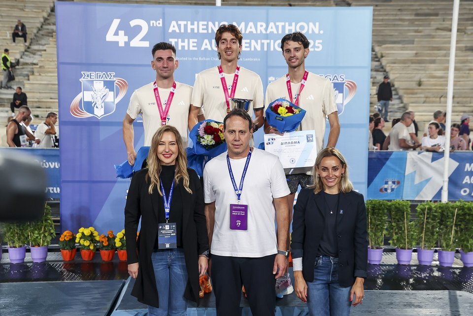 Οι νικητές του Αγώνα Δρόμου 5χλμ.COSMOTE TELEKOM με την Λιάνα Μόσχου, Διευθύντρια Marketing Communications Strategy Ομίλου ΟΤΕ, τον Κώστα Κεντέρη, Αντιπρόεδρο και Chief of Marketing &amp; Sponsorship του ΣΕΓΑΣ και την Βασιλική Μιλλούση, Εντεταλμένη Ολυμπιακού Ιδεώδους και Πρόεδρος της Επιτροπής Αθλητισμού της Περιφέρειας Αττικής 