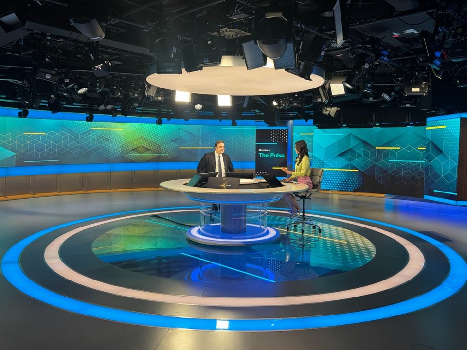 Ο Κυριάκος Πιερρακάκης δίνει συνέντευξη στην τηλεόραση του Bloomberg και τη δημοσιογράφο Λίζυ Μπέρντεν