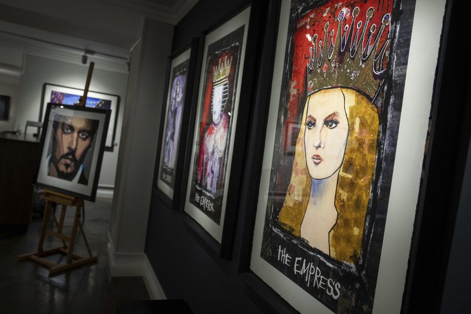 Ένα έργο με τίτλο «Η Αυτοκράτειρα», που απεικονίζει τη Βανέσα Παραντί, από τη συλλογή «Ταρό» του Τζόνι Ντεπ / Φωτογραφία: AP