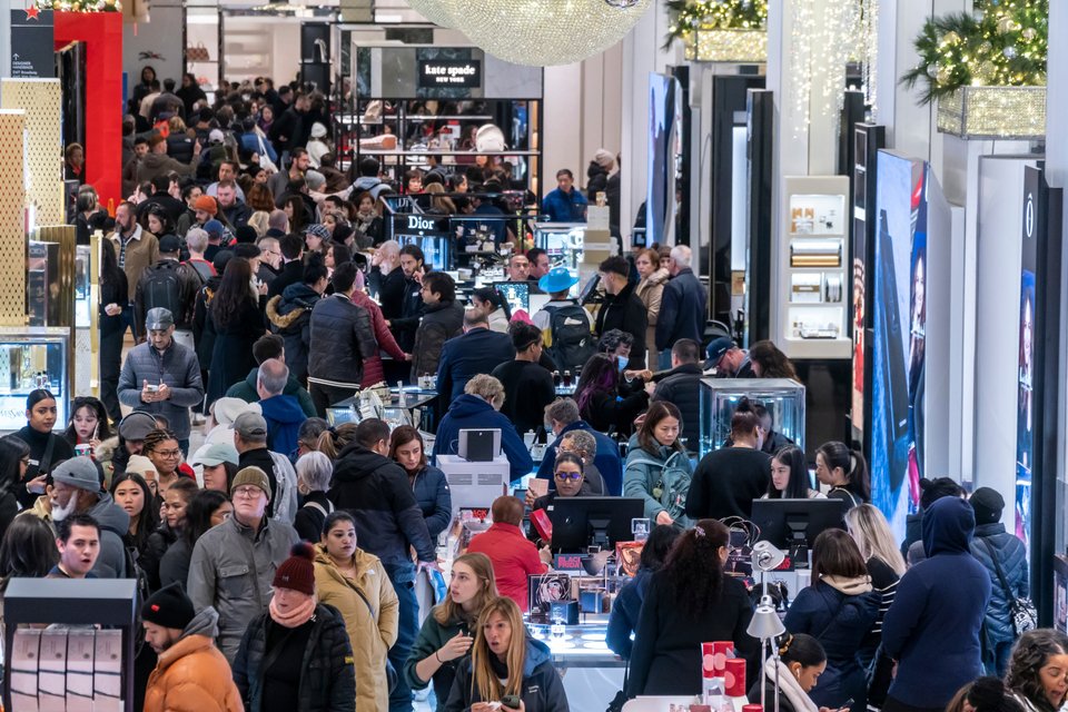 Ορδές αγοραστών στριμώχνονται στο Macy’s Herald Square στη Νέα Υόρκη για τις αγορές της Μαύρης Παρασκευής
