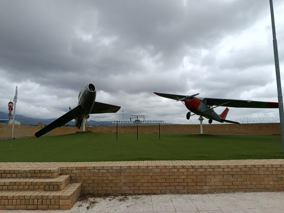 Στην είσοδο της Πολεμικής Αεροπορίας στο Τατόι