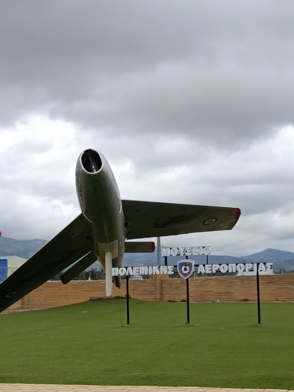  Στην είσοδο του Μουσείου της Πολεμικής Αεροπορίας στο Τατόι/ Φωτογραφίες: Χριστίνα Ζάχου  