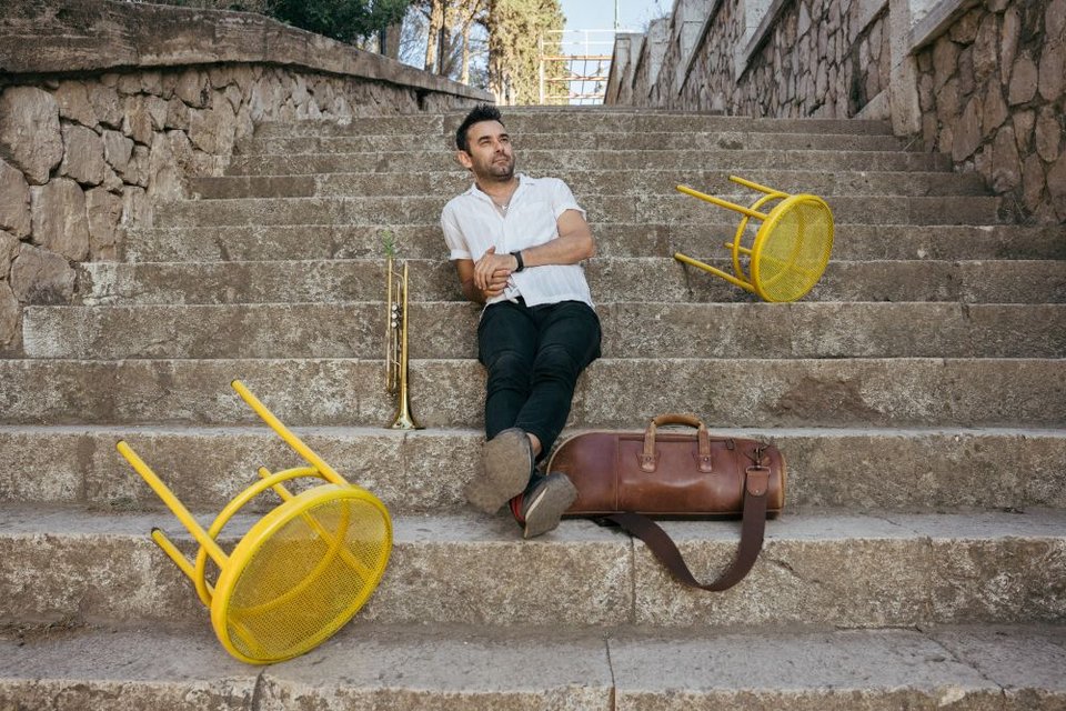 Ο διεθνούς φήμης τρομπετίστας Ανδρέας Πολυζωγόπουλος μιλά για τη jazz, το χωριό του, και όσα τον εμπνέουν