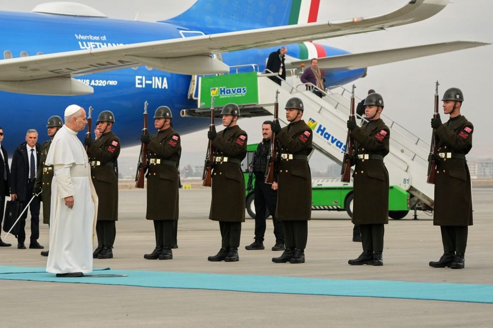 Ο Πάπας Λέων ΙΔ' έφθασε στην Τουρκία για την πρώτη επίσκεψή του στο εξωτερικό