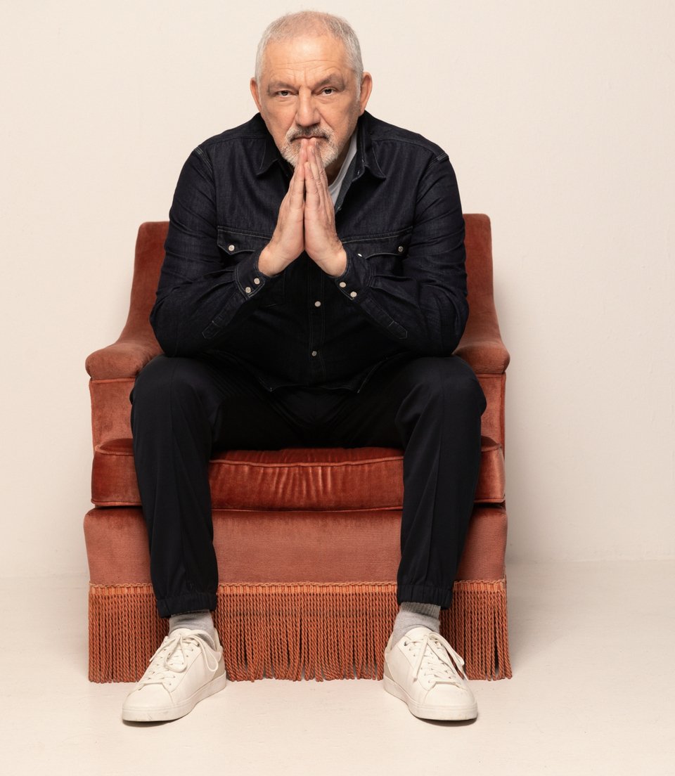 Μετά από 8 ολόκληρα χρόνια αποχής από την δισκογραφία και μαθητείας στο «Μουσικό Κουτί» επιστρέφω με νέο άλμπουμ και πετάω από χαρά, λέει με ενθουσιασμό ο Νίκος Πορτοκάλογλου.