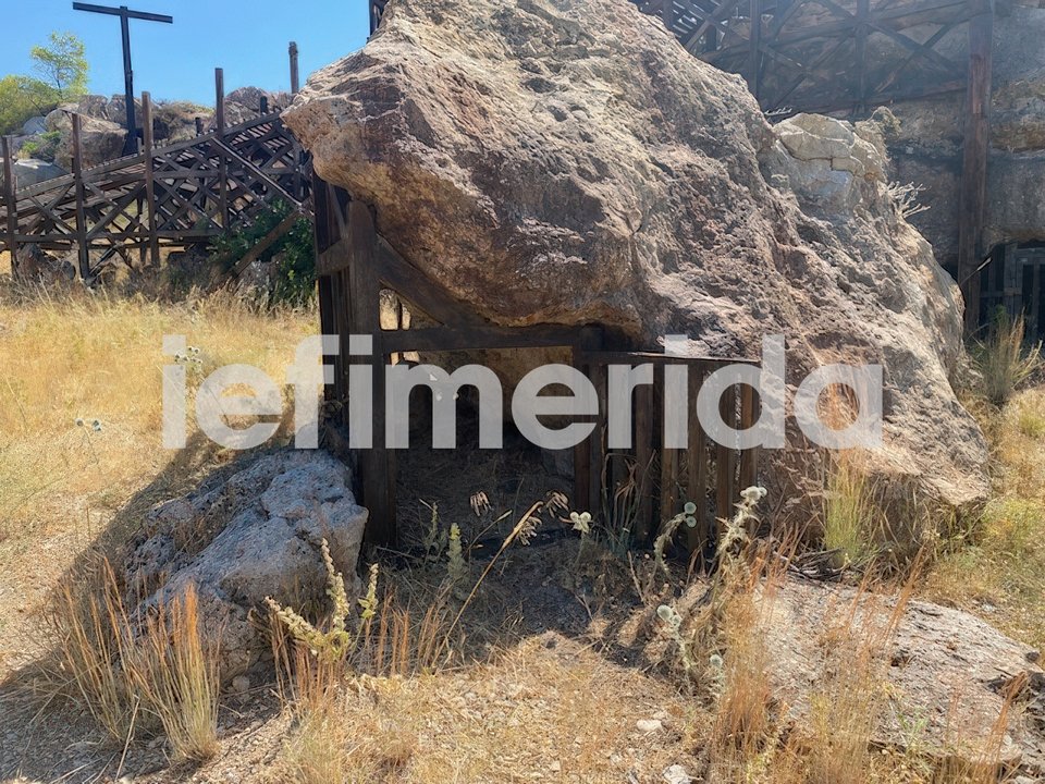 Τα σκηνικά είναι πλήρως εναρμονισμένα με το περιβάλλον 