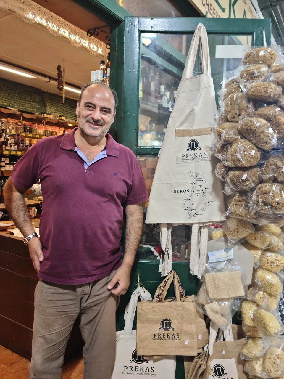 Ο Κώστας Πρέκας στο κατάστημά του 