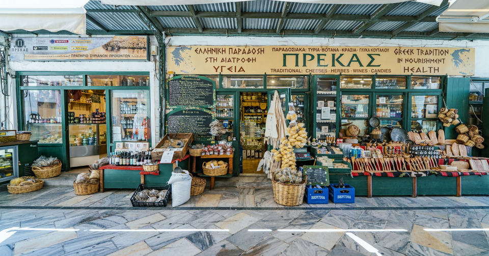 «Αυτο που βλέπεις εξαφανίζεται σιγά σιγά, το παντοπωλείο με τα χύμα προϊόντα, από γλυκό κουταλιού και όσπρια, μέχρι αλλαντικά» λέει ο Κώστας Πρέκας 