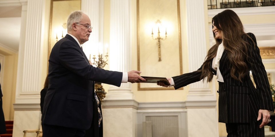 Ο Πρόεδρος της Δημοκρατίας Κ. Τασούλας παραλαμβάνει τα διαπιστευτήρια της Κίμπερλι Γκίλφοϊλ / Φωτογραφία: ΠτΔ/ΘΕΟΔΩΡΟΣ ΜΑΝΩΛΟΠΟΥΛΟΣ