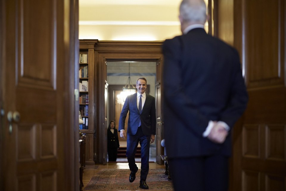 Ο πρόεδρος της Δημοκρατίας Κ. Τασούλας υποδέχεται τον Πρωθυπουργό Κυριάκο Μητσοτάκη -Φωτογραφία: Γρ. Τύπου Πρωθυπουργού/Δημήτρης Παπαμήτσος