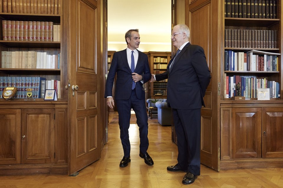 Ο πρόεδρος της Δημοκρατίας Κ. Τασούλας υποδέχεται τον Πρωθυπουργό Κυριάκο Μητσοτάκη -Φωτογραφία: Γρ. Τύπου Πρωθυπουργού/Δημήτρης Παπαμήτσος