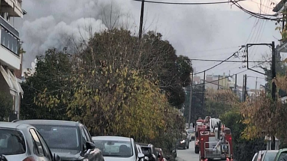 Φωτιά σε διαμέρισμα τρίτου ορόφου στην Πυλαία, πυκνοί καπνοί στην περιοχή 