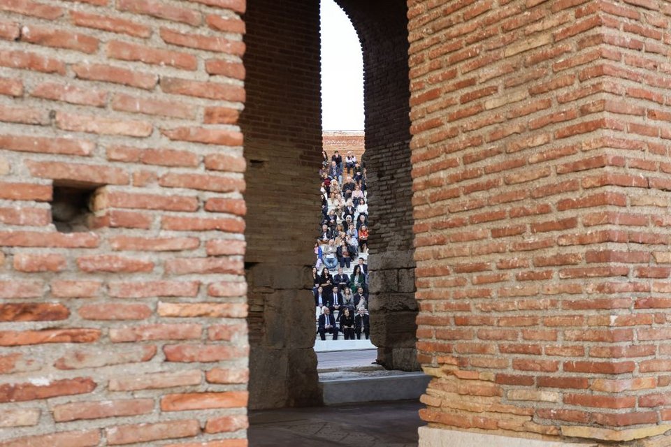 Ο ψηλός εξωτερικός τοίχος της σκηνής αποτελούσε τη νότια πρόσοψη του ωδείου και διέθετε πέντε εισόδους προς τη σκηνή και δύο προς τα παρασκήνια