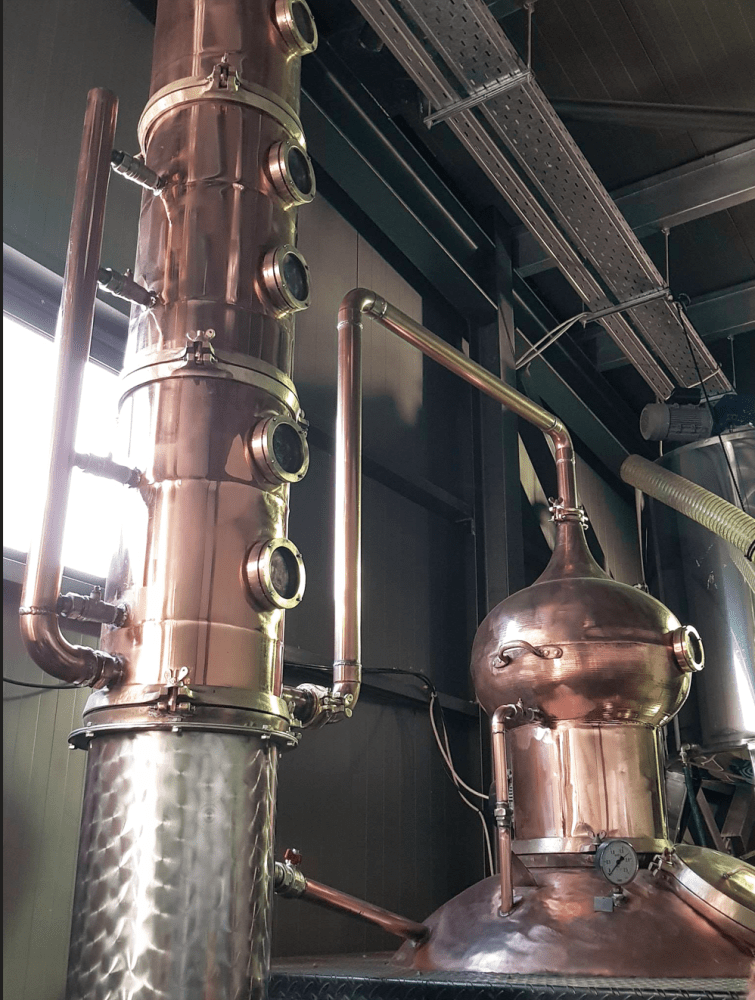 Το αποσταγματοποιείο/ποτοποιείο, εξειδικεύεται στην απόσταξη μπράντι και τσίπουρου 