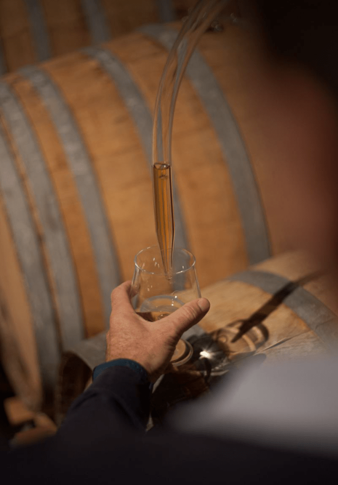 Η δημιουργία του πρώτου 100% ελληνικού ρουμιού είναι το αποτέλεσμα δύο χρόνων εντατικής εργασίας (2021-2023) σε συνεργασία με το Γενικό Χημείο του Κράτους