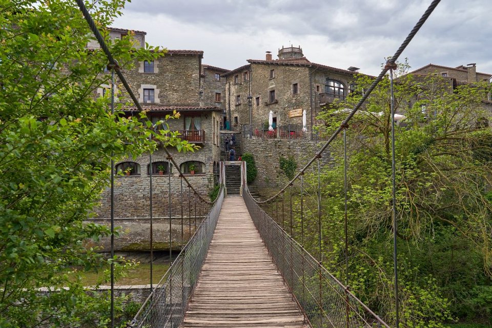 Κρεμαστή γέφυρα οδηγεί σε μεσαιωνικο χωριό 