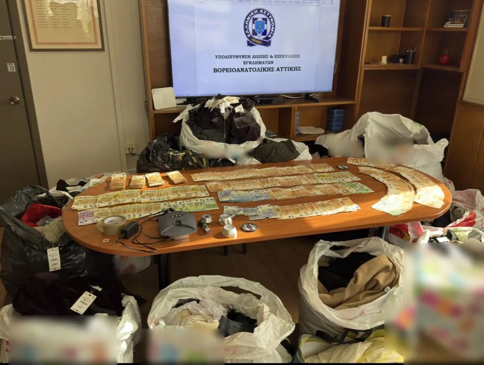 Εξάρθρωση εγκληματικής οργάνωσης τα μέλη της οποίας διέπρατταν διακεκριμένες κλοπές ρουχισμού από καταστήματα της Αττικής τα οποία μεταπωλούσαν σε κατάστημα στην Αλβανία