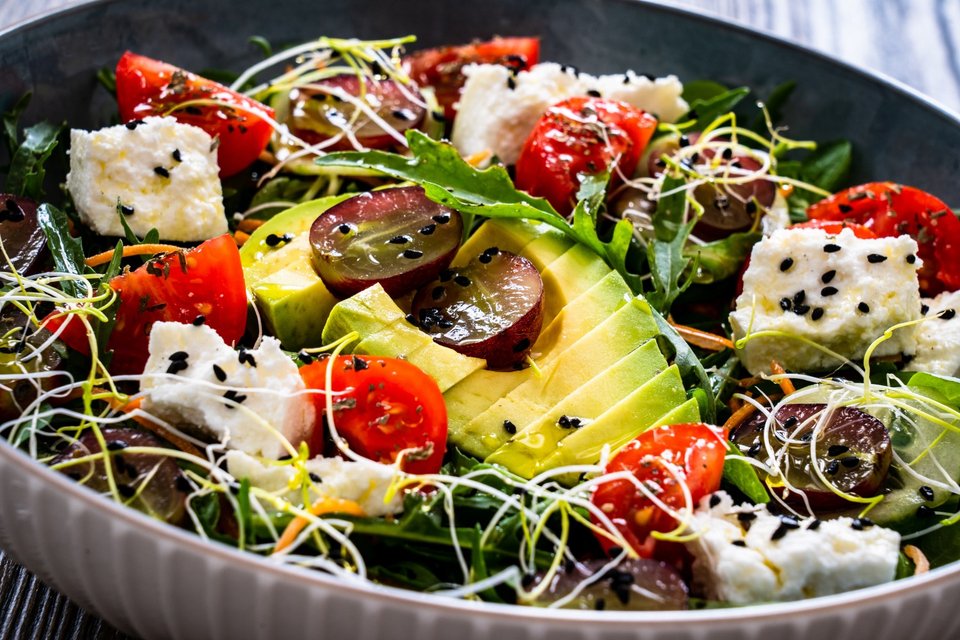 Σαλάτα με μανούρι, ντοματίνια, σταφύλι και αβοκάντο