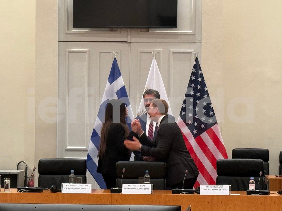 Η Κίμπερλι Γκίλφοϊλ, με τον Μάικλ Ρήγας και τον Τζέικομπ Χέλμπεργκ