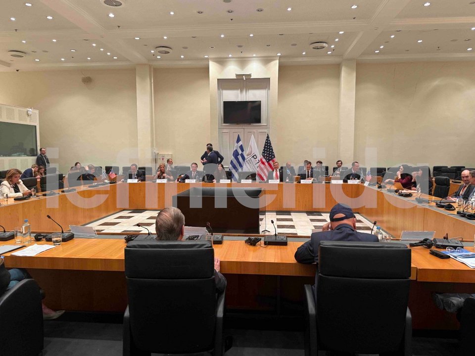 Οι Αμερικανοί υπουργοί Νταγκ Μπέργκαμ, Κρις Ράιτ, Μάικλ Ρήγας, Τζέικομπ Χέλμπεργκ με την Κίμπερλι Γκίλφοϊλ. 