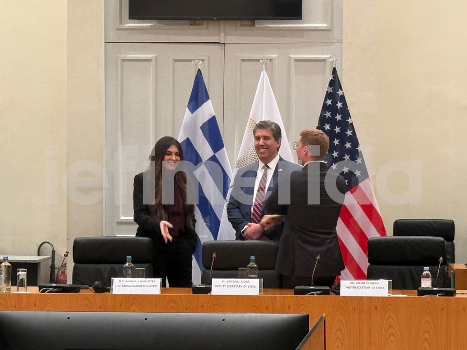 Η Κίμπερλι Γκίλφοϊλ, με τον Μάικλ Ρήγας και τον Τζέικομπ Χέλμπεργκ