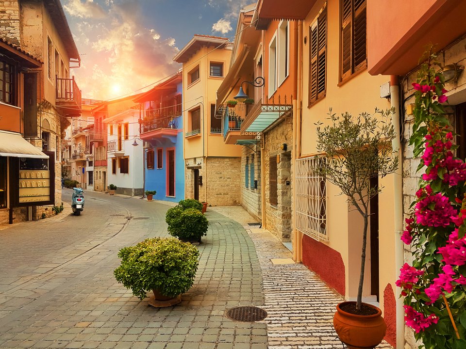 Σοκάκι στα Ιωάννινα / shutterstock