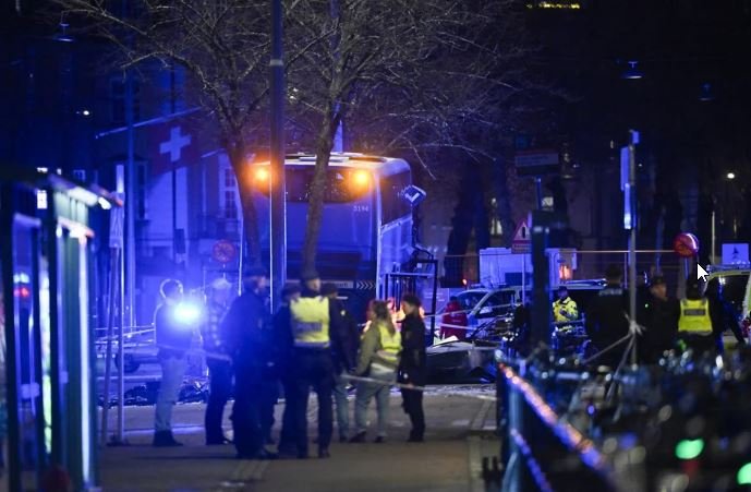 Αστυνομικοί δίπλα στο διώροφο λεωφορείο που έπεσε πάνω σε στάση στη Στοκχόλμη / TT News Agency via ΑΠΕ-ΜΠΕ