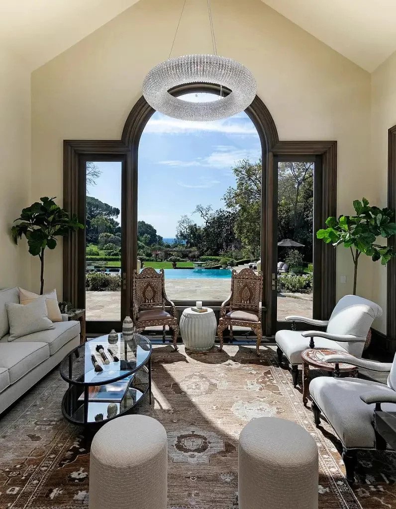 Το εσωτερικό της πολυτελούς έπαυλης 