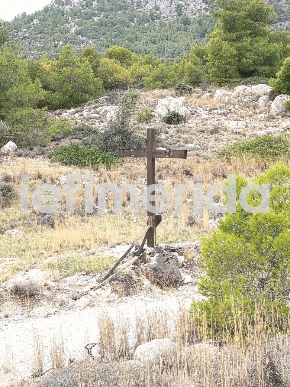 Ένας από τους σταυρούς που δημιουργήθηκαν και στήθηκαν στο σετ