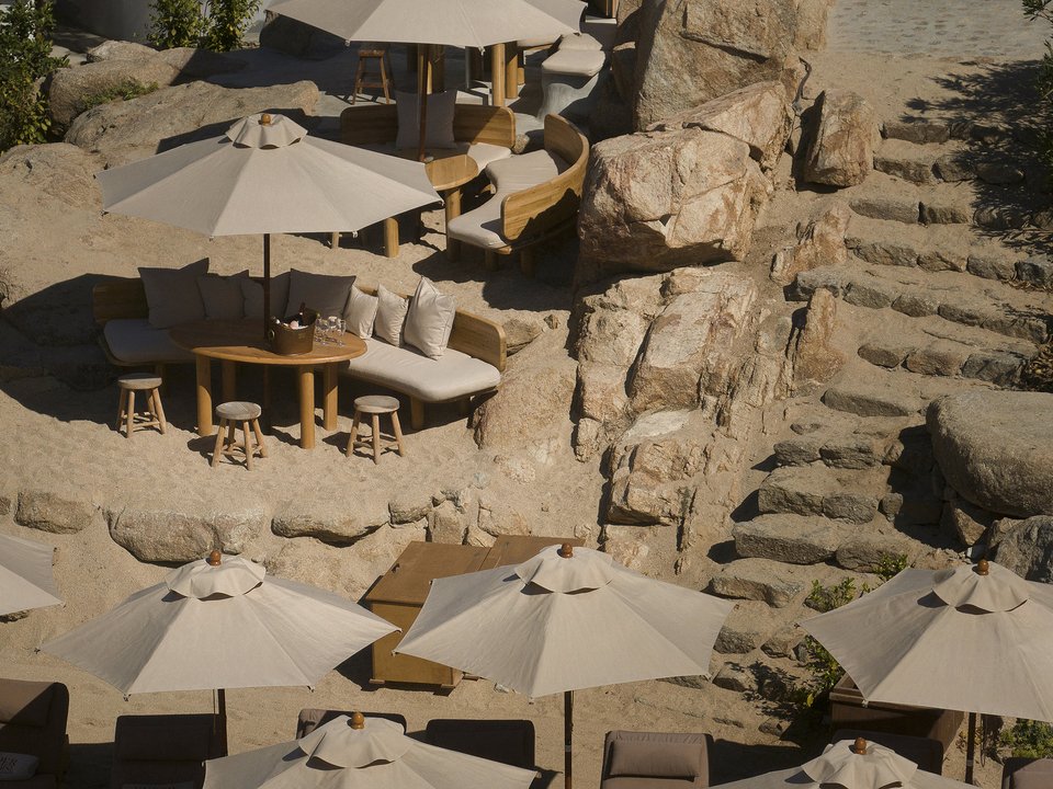 Πέτρα και ξύλο στην παραλία του Super Paradise Beach Club στη Μύκονο από το αρχιτεκτονικό γραφείο Omniview Design