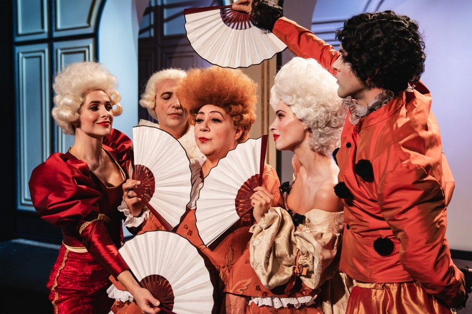 Ένας αινιγματικός επισκέπτης εισβάλλει απροσδόκητα στην καθημερινότητα μιας ευυπόληπτης οικογένειας