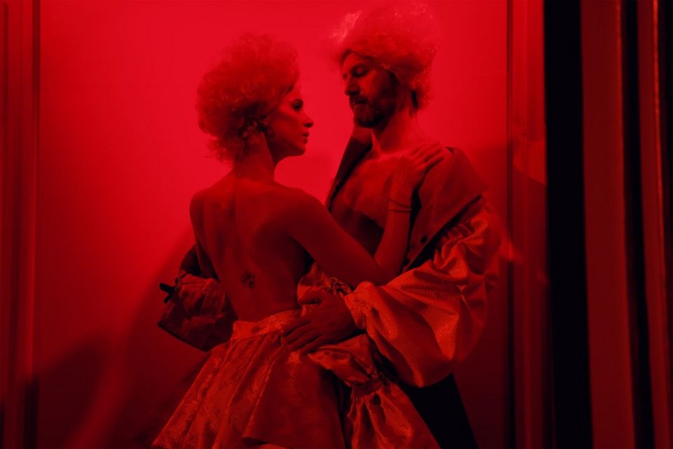 Ένα έργο-καθρέφτης της κοινωνίας, που μέσα από την κωμική του φόρμα, αποκαλύπτει με οξύτητα και διεισδυτικότητα τα αιώνια ανθρώπινα πάθη