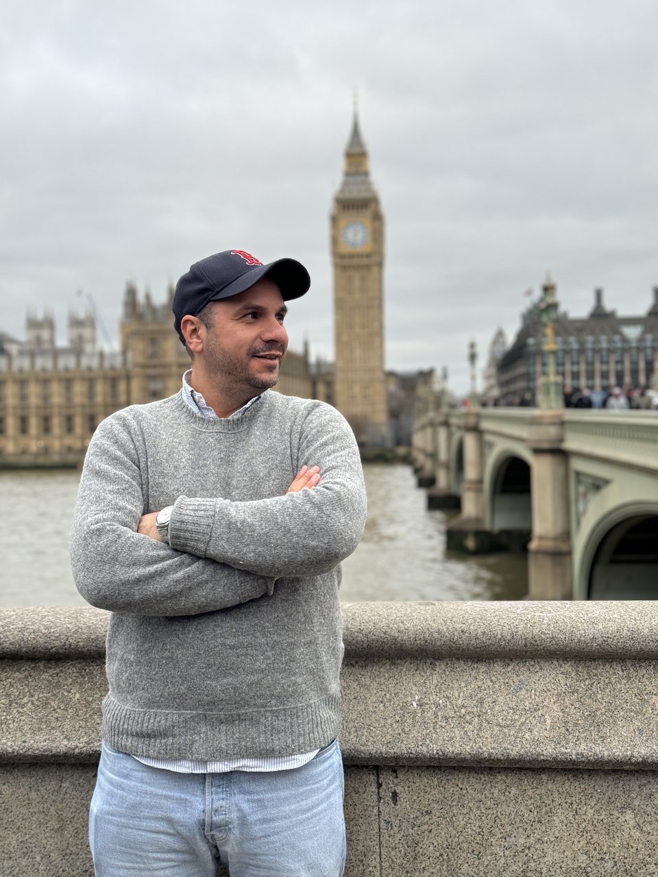 Ο Τάσος Αντωνίου στον Τάμεση με φόντο το Big Ben