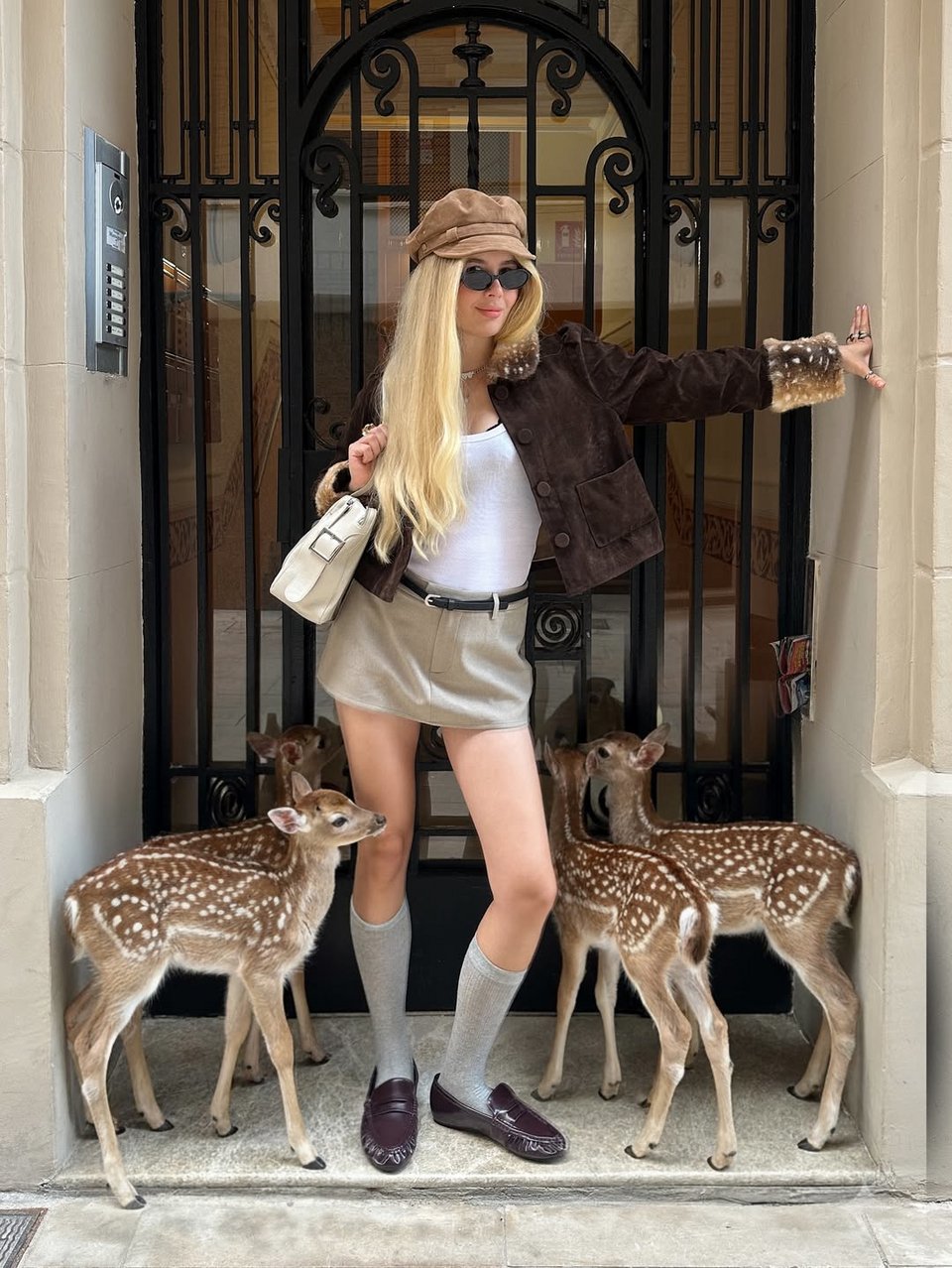 Η Ισπανίδα influencer yuliicharm πόζαρε με ελαφάκια φτιαγμένα από ΑΙ 