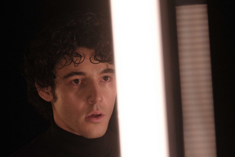 Δεν βλέπουμε συχνά παραστάσεις αρχαίου δράματος σε κλειστές αίθουσες, και ίσως είναι η πρώτη φορά που μια επιτυχημένη επιδαυρική παραγωγή επιχειρείται να ανασυσταθεί σε εσωτερικό περιβάλλον