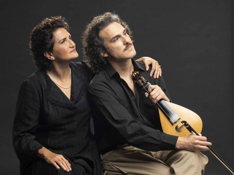 Η Άλκηστις Πρωτοψάλτη αφηγείται και ερμηνεύει, ο Αιμιλιανός Σταματάκης υποδύεται τον Νίκο Ξυλούρη